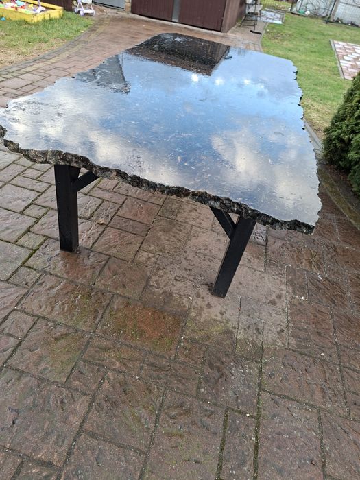 Stol z kamienia do ogrodu