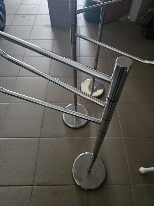 Toalheiro de pé em bom estado. Conjunto 2