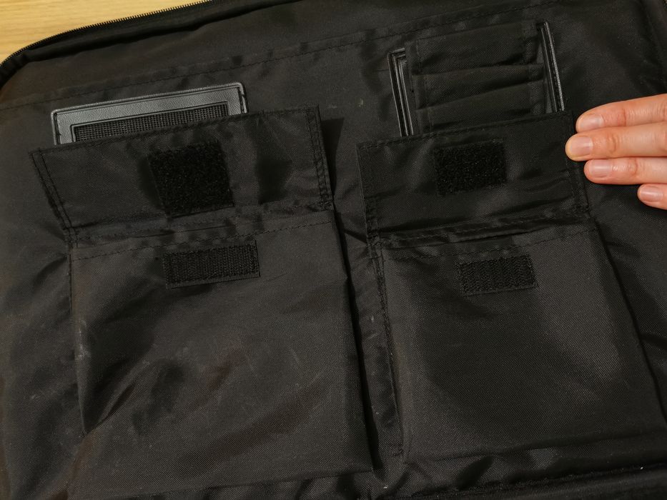 Czarna torba na laptopa, dużo kieszeni