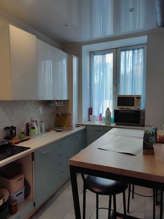 Продам трёхкомнатную квартиру с автономным отоплением .