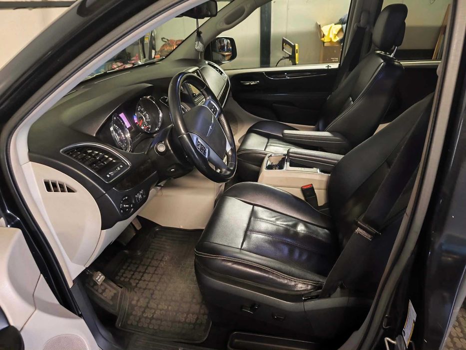 Chrysler town & country