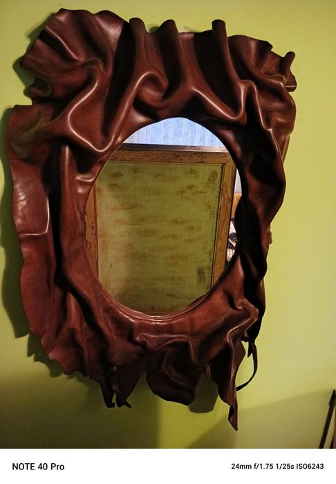 Lustro w skórzanej oprawie