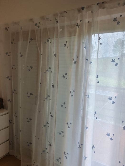 Vendo cortinas em linho branco com estrelas azuis. 
O preço delas nova