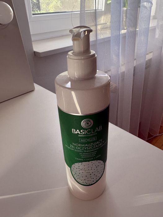 Zel oczyszczajacy do twarzy basiclab 300 ml