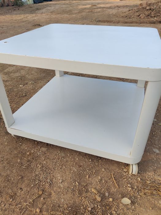 Mesa de centro branca com prateleira – bom estado