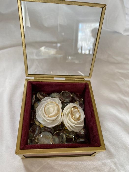 Złote pudełko na obrączki