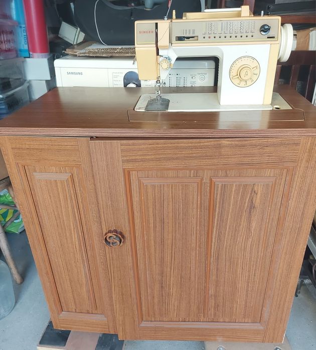 Máquina de costura Singer com móvel