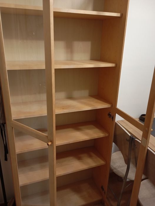 Witryna ze szklanymi drzwiami.