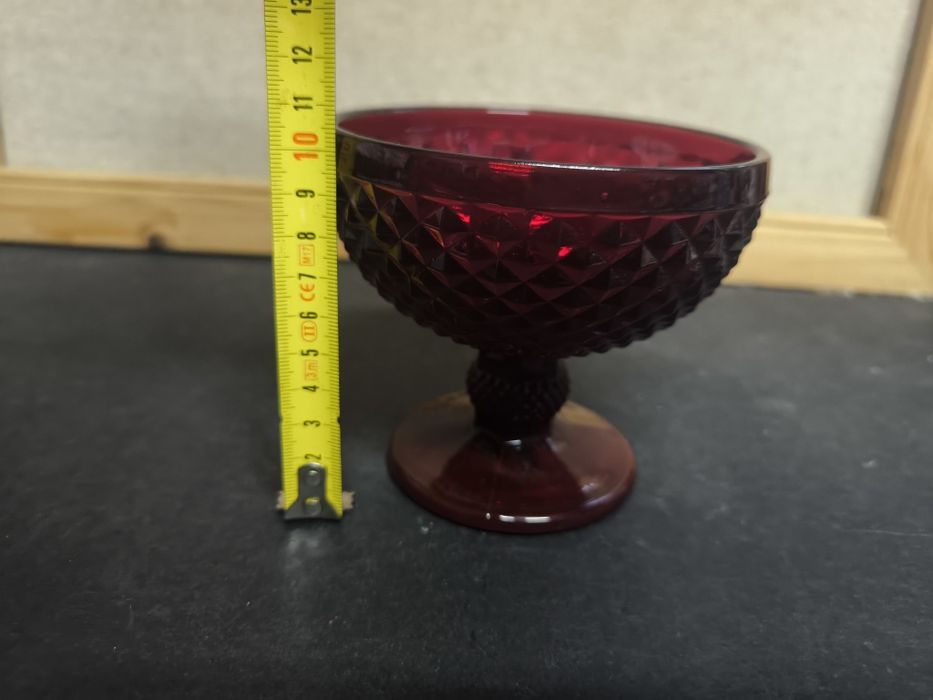 Taça de vidro rubi com relevo. 
Taça de vidro em tom rubi com um desig