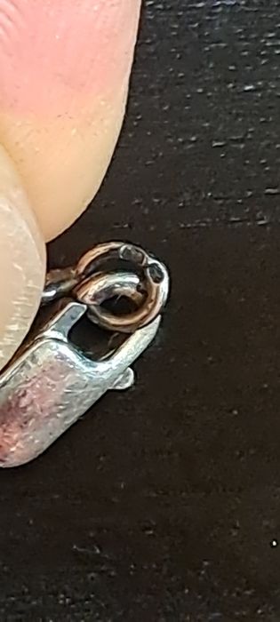 Cordão com Ouro 800 e prata contrastada.