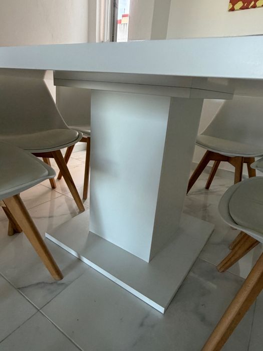 Mesa com 8 cadeiras