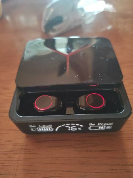 Наушники беспроводные черные с микрофоном и шумоподавлением.