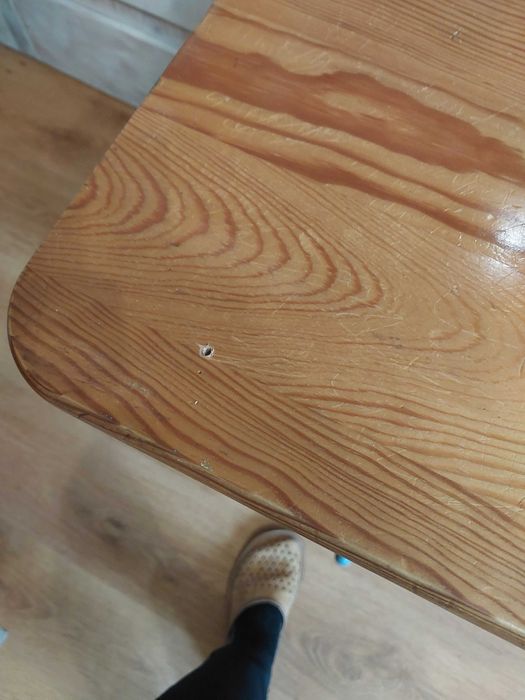 biurko z drewna sosnowego