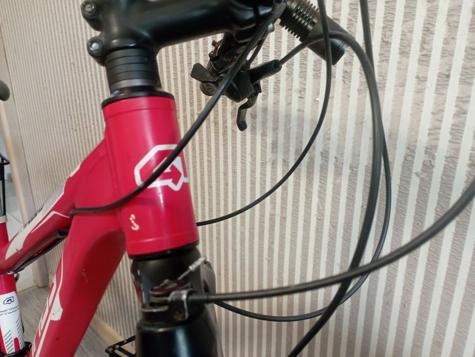 Яркий  горный велосипед .