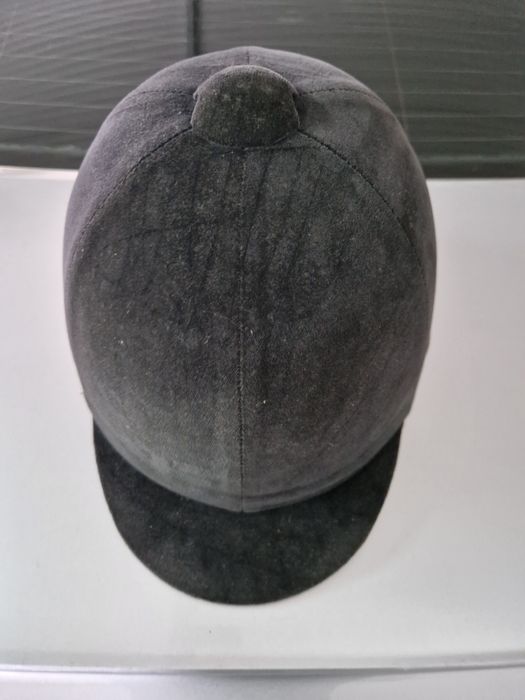 Botas e capacete de equitação