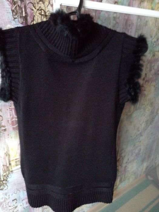 Вязанная жилетка с меховой отделкой