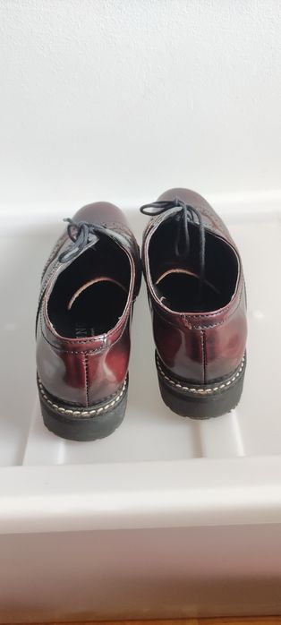 Sapatos envernizados preto e bordeaux
