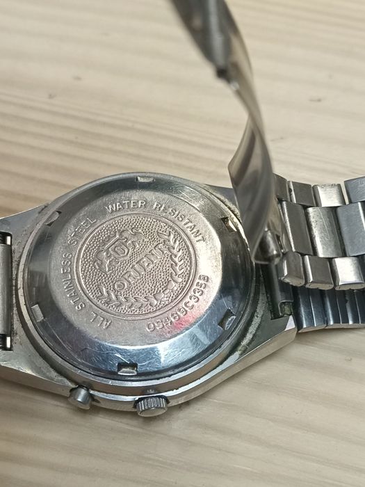 Чоловічий наручний годинник Orient Crystal з 21 каменем та яскравим зеленим циферблатом.