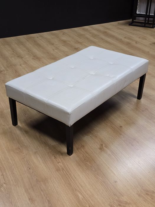 Banqueta creme  com pés pretos