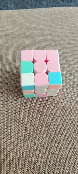 Cubo e triângulo mágico Rubiks