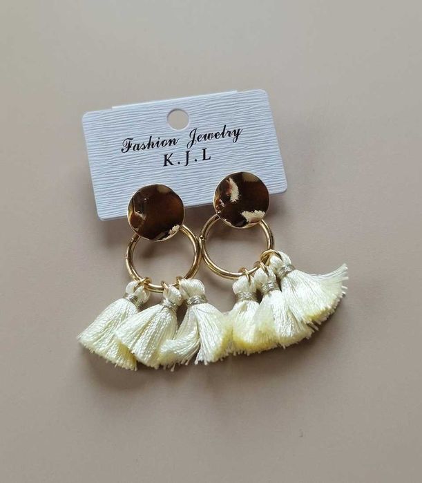 Eleganckie kolczyki z kremowymi chwostami Nowe BOHO GLAM
