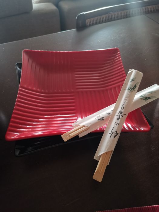 Conjunto japonês de plástico vermelho e preto