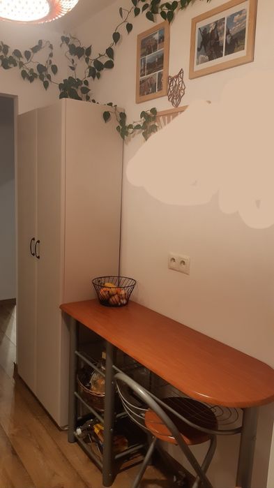 Wąski stolik kuchenny z krzesłem