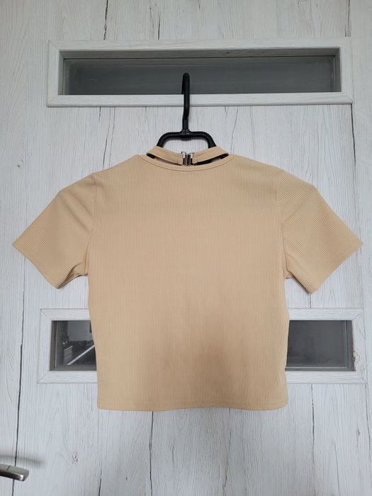 Crop top z dekoltem w serek kremowy beżowy