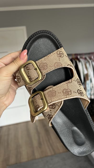 Stylowe klapki z klamrami