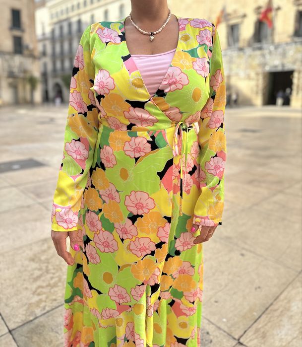 Liquorish kopertowa satyniwa sukienka w kwiaty falbana hiszpanka