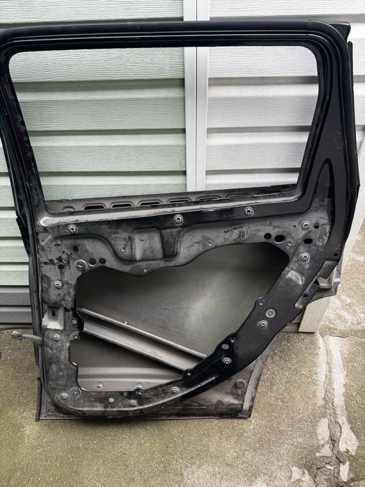 Двері задні праві jeep Cherokee 2019