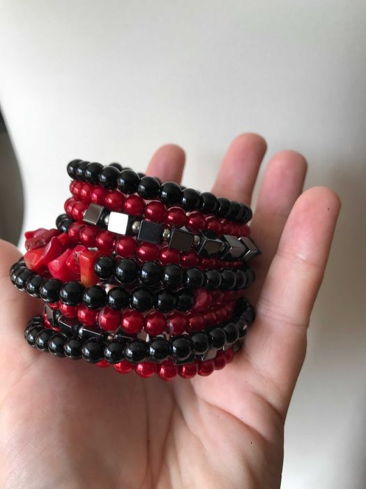 Bransoletka boho na sprężynie do zaplatania na nadgarstku hematyt