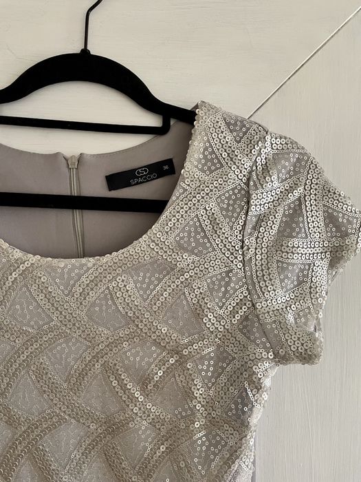 Vestido de lantejolas prateadas NOVO