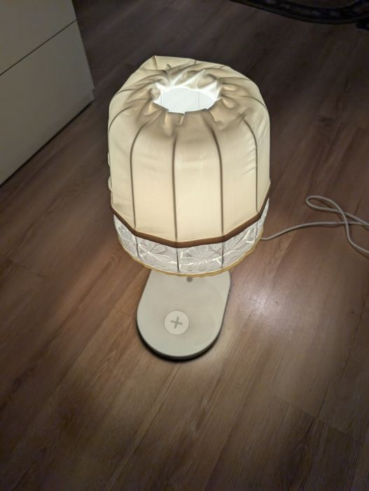 Lampa stołowa ikea VARV z wbudowaną ładowarką indukcyjną i USB