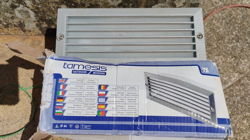 Luminária de parede não foi usada