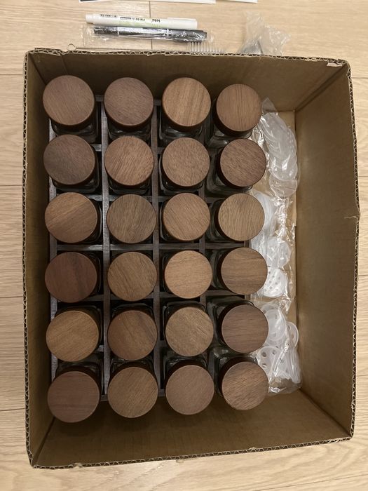 Stojak na przyprawy ze słoiczkami 24 szt z drewna akacjowego 120 ml