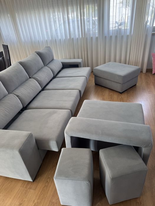 Sofá azul con deslizantes