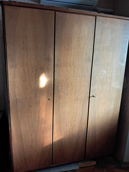 Сервант шкаф  кресло