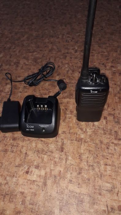 Портативная рация icom F16
