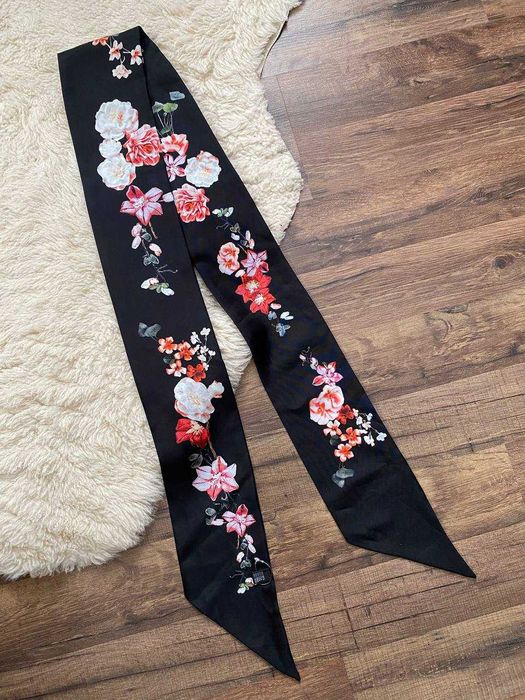 Нова стрічка твіллі із шикарним квітковим мотивом, 100% шовк, Італія