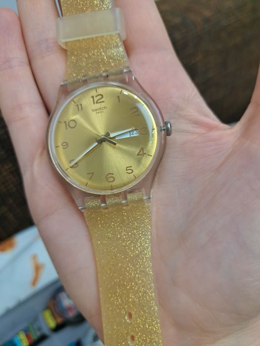 Złoty brokatowy zegarek swatch new gent