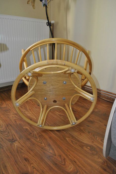 Krzesło obrotowe bujane z rattanu