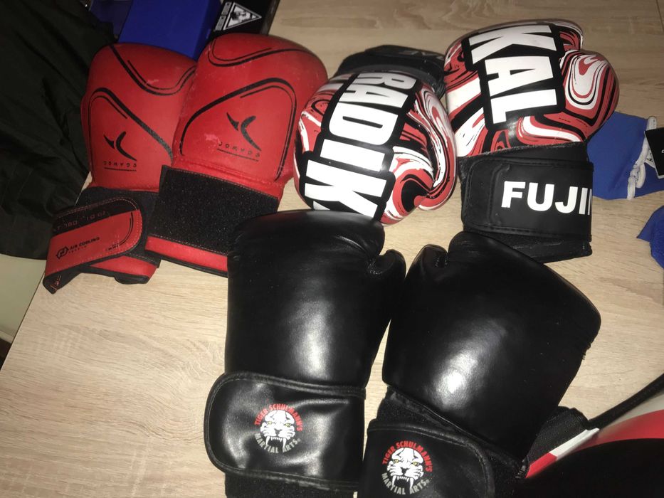luvas e utensílios  de boxe