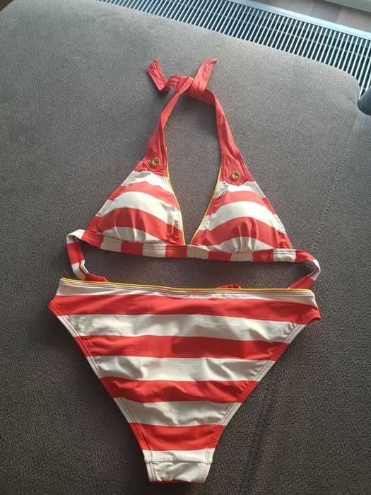 Piękne bikini biało czerwone