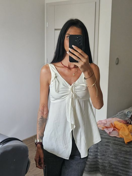 Top z rozcięciem ba dole i wiazaniem
