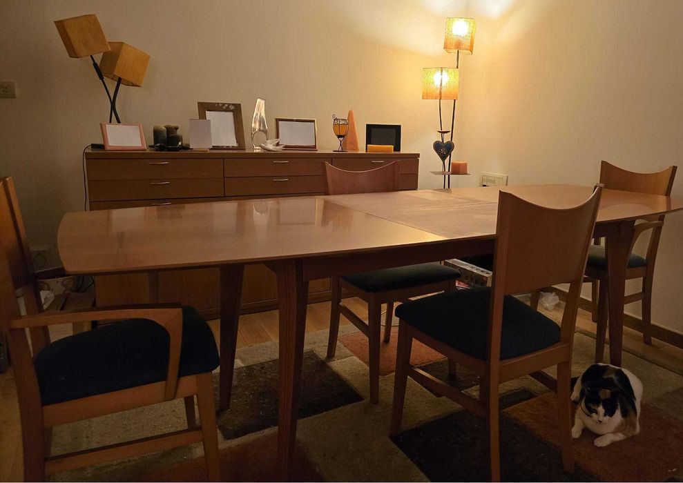 Móvel de Sala - estantes, aparador, mesa e cadeiras