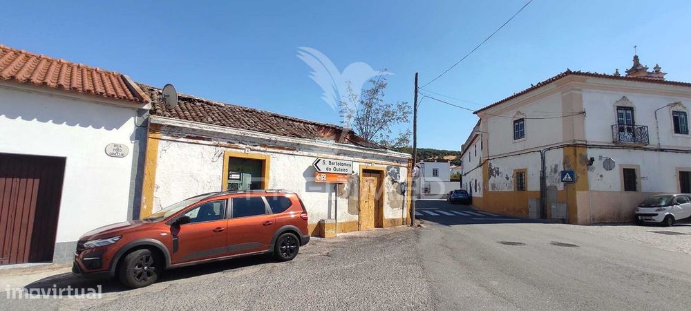 Moradia para recuperar — Viana do Alentejo, Évora