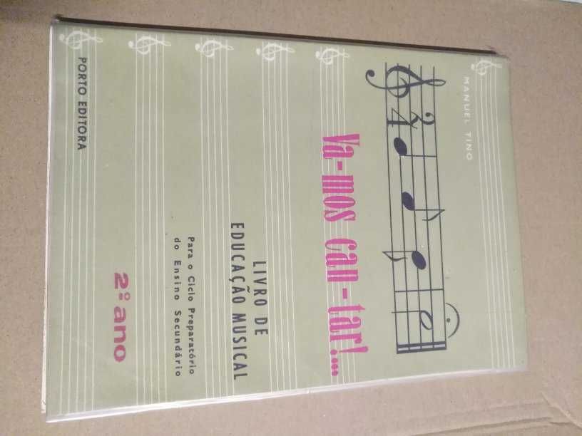 Vários livros de Psicologia, Matemática, Geografia, e Música