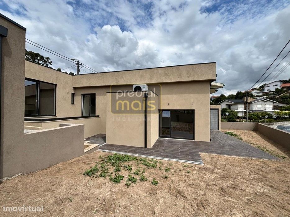 Moradia Individual T2 Remodelada com Jardim em Mouquim - Vila Nova ...