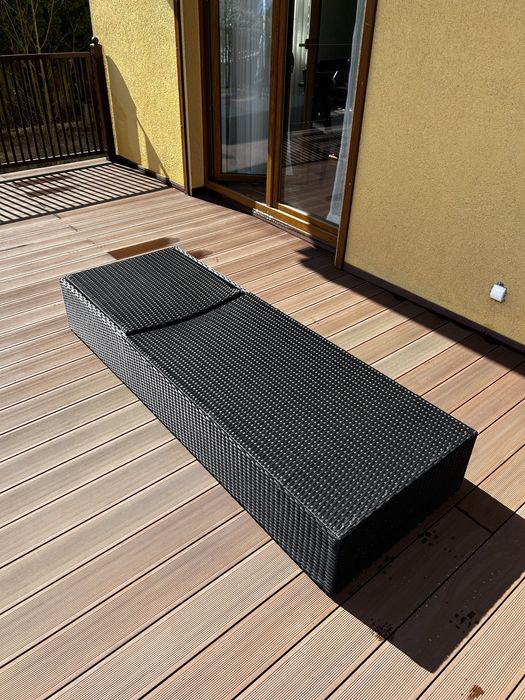 Czarny leżak ogrodowy